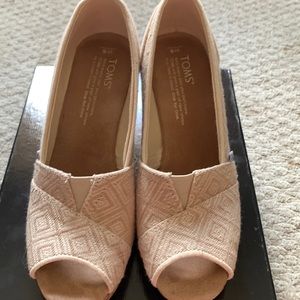 Toms wedges size 6W